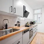 Apartamento Ludwigscozyescape - Boutique Design Am Residenzschloss Mit Balkon, Neu Renoviert, Zentral Gelegen, Für 6 Gäste, 3 Schlafzimmer, Boxspringbetten, Schnelles Wlan, Smart Tvs, Workspace, Modernes Designbad, Helle Räume, Voll Ausgestattete Küche Ludwigsburg