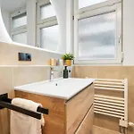 Ludwigscozyescape - Boutique Design Am Residenzschloss Mit Balkon, Neu Renoviert, Zentrale Lage, Helle Raeume, Boxspringbetten, Schnelles Wlan, Smart Tvs, Workspace, Modernes Designbad, Voll Ausgestattete Kueche, 24h Check-in, Fuer 6 Gaeste Ludwigsburg