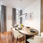 Ludwigscozyescape - Boutique Design Am Residenzschloss Mit Balkon, Neu Renoviert, Zentrale Lage, Helle Raeume, Boxspringbetten, Schnelles Wlan, Smart Tvs, Workspace, Modernes Designbad, Voll Ausgestattete Kueche, 24h Check-in, Fuer 6 Gaeste Ludwigsburg