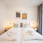 Ludwigscozyescape - Boutique Design Am Residenzschloss Mit Balkon, Neu Renoviert, Zentrale Lage, Helle Raeume, Boxspringbetten, Schnelles Wlan, Smart Tvs, Workspace, Modernes Designbad, Voll Ausgestattete Kueche, 24h Check-in, Fuer 6 Gaeste * Ludwigsburg