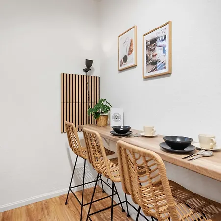 Ludwigscozyescape - Boutique Design Am Residenzschloss Mit Balkon, Neu Renoviert, Zentral Gelegen, Für 6 Gäste, 3 Schlafzimmer, Boxspringbetten, Schnelles Wlan, Smart Tvs, Workspace, Modernes Designbad, Helle Räume, Voll Ausgestattete Küche Ludwigsburg