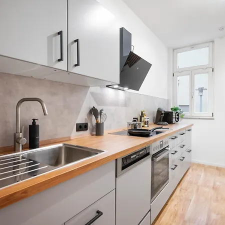 Lägenhet Ludwigscozyescape - Boutique Design Am Residenzschloss Mit Balkon, Neu Renoviert, 6 Gaeste, Wlan, Workspace, 24h Check-in, Parkhaus In Laufnaehe Ludwigsburg