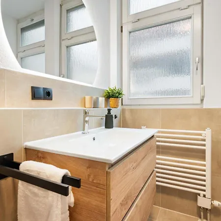 Ludwigscozyescape - Boutique Design Am Residenzschloss Mit Gemuetlichem Balkon, 6 Gaeste, Smarttv In Jedem Zimmer, Highspeed Wlan, Workspace, 24h Self Check-in, Parkhaus 2 Min Gehweite Людвигсбург