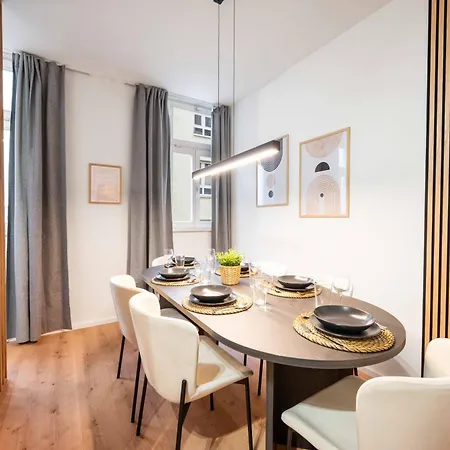 Ludwigscozyescape - Boutique Design Am Residenzschloss Mit Gemuetlichem Balkon, 6 Gaeste, Smarttv In Jedem Zimmer, Highspeed Wlan, Workspace, 24h Self Check-in, Parkhaus 2 Min Gehweite Ludwigsburg
