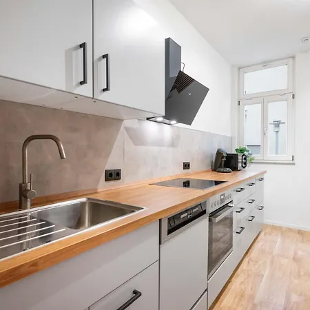 Ludwigscozyescape - Boutique Design Am Residenzschloss Mit Balkon, Neu Renoviert, Zentrale Lage, Helle Raeume, Boxspringbetten, Schnelles Wlan, Smart Tvs, Workspace, Modernes Designbad, Voll Ausgestattete Kueche, 24h Check-in, Fuer 6 Gaeste Daire *