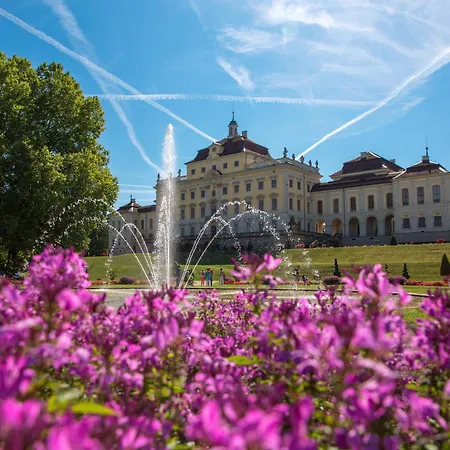 Ludwigscozyescape - Boutique Design Am Residenzschloss Mit Gemuetlichem Balkon, 6 Gaeste, Smarttv In Jedem Zimmer, Highspeed Wlan, Workspace, 24h Self Check-in, Parkhaus 2 Min Gehweite * Людвигсбург
